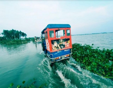 বর্ষার পানিতে নিমজ্জিত ডিসি সড়কের একাংশ 